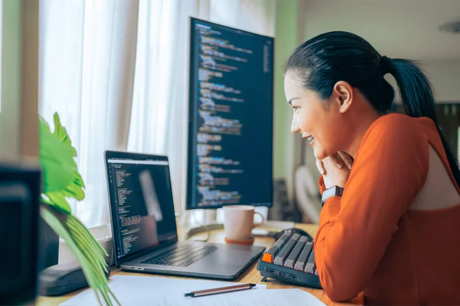 Ein Programmierer, der sich intensiv mit dem Codieren beschäftigt, mit einem Dual-Monitor-Setup in einem gut beleuchteten Arbeitsbereich. Die Szene spiegelt Konzentration und Engagement für die Softwareentwicklung wider.