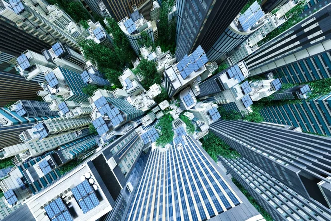 Luftaufnahme einer modernen Stadtlandschaft mit hohen Wolkenkratzern mit Solarmodulen und üppigem Grün zwischen den Gebäuden, die für nachhaltige Stadtentwicklung und grüne Architektur stehen.