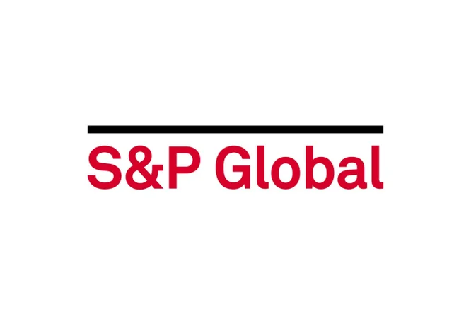Das Bild zeigt das S&P Global-Logo, markant in kräftiger rot-schwarzer Schrift dargestellt. Eine horizontale schwarze Linie trennt die Schriftzüge „S&P“ und „Global“ und sorgt so für ein klares und professionelles Design. Der weiße Hintergrund verstärkt die Klarheit und den Fokus auf die Logoelemente.