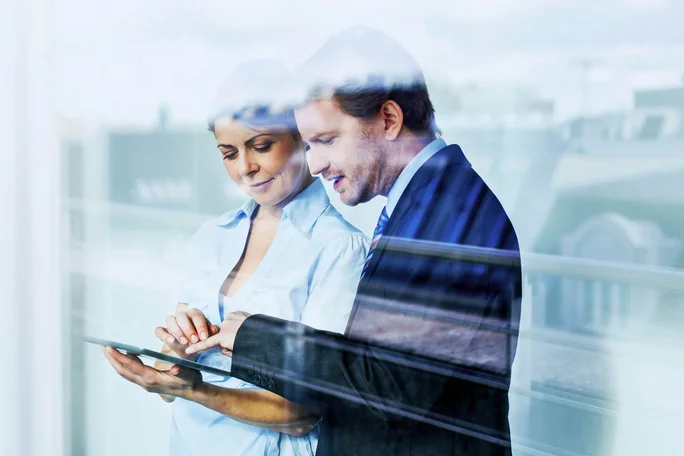 Business Womand and Business Man are looking into an Ipad, Raiffeisenbank International, Corporates