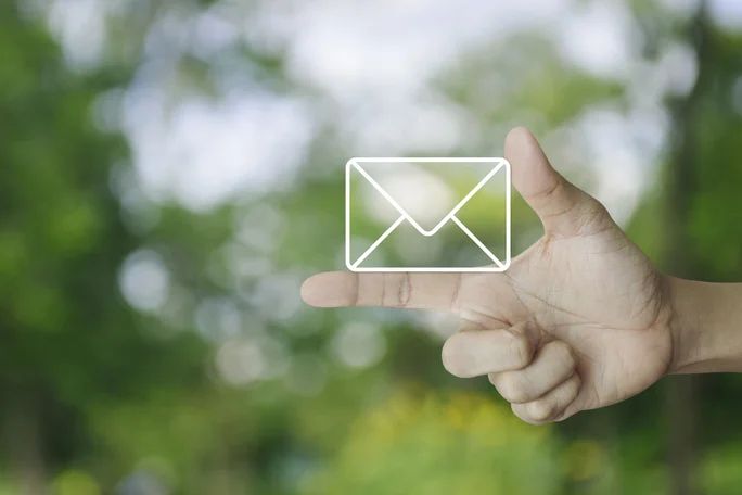 Hand und Illustration eines E-Mail-Zeichens