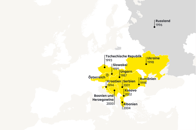 Eine Karte, die die Expansion der Raiffeisen Bank International in Mittel- und Osteuropa zeigt, mit gelb markierten Ländern und den Jahren des Markteintritts.