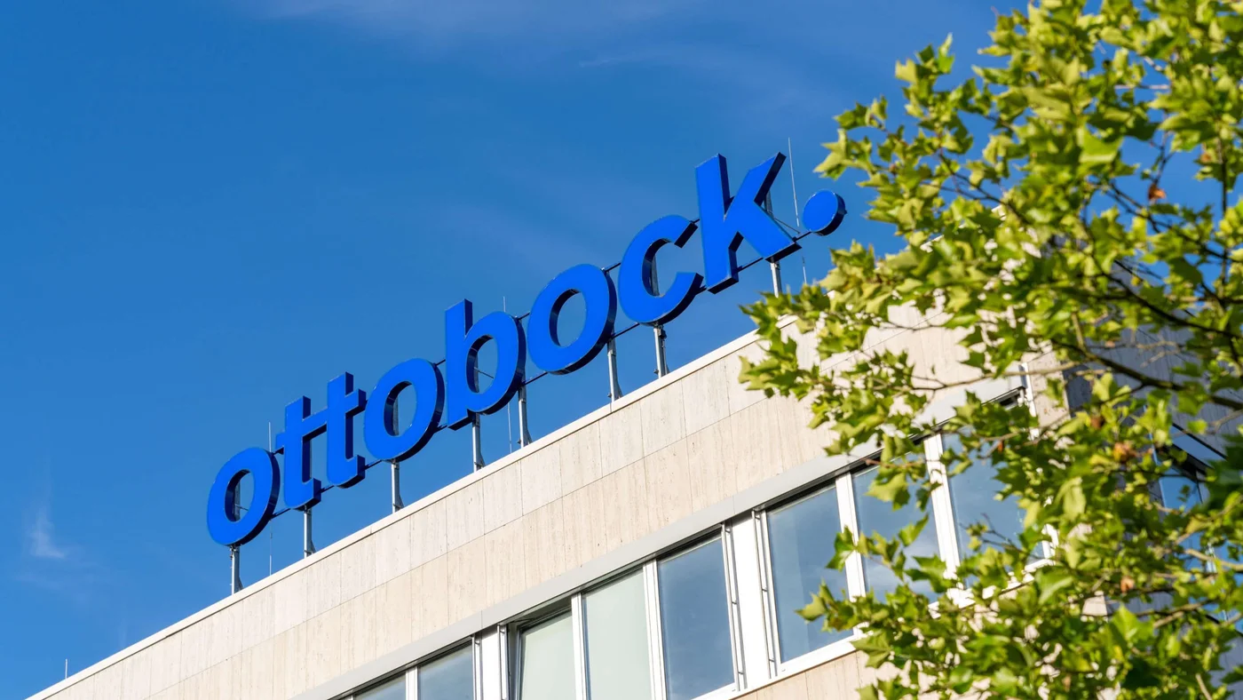 Das Ottobock-Gebäude erhebt sich gegen einen klaren blauen Himmel und steht für bahnbrechende Fortschritte in der Prothetik und Orthopädietechnologie.
