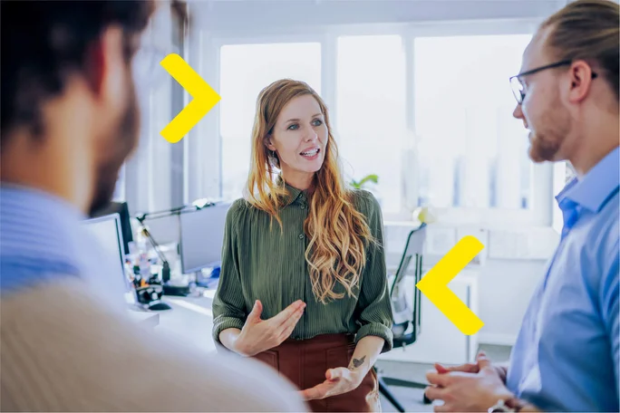 Teammitglieder in einem modernen Büro tauschen aktiv Ideen aus und arbeiten gemeinsam an Projekten, um eine dynamische Arbeitsumgebung zu fördern.