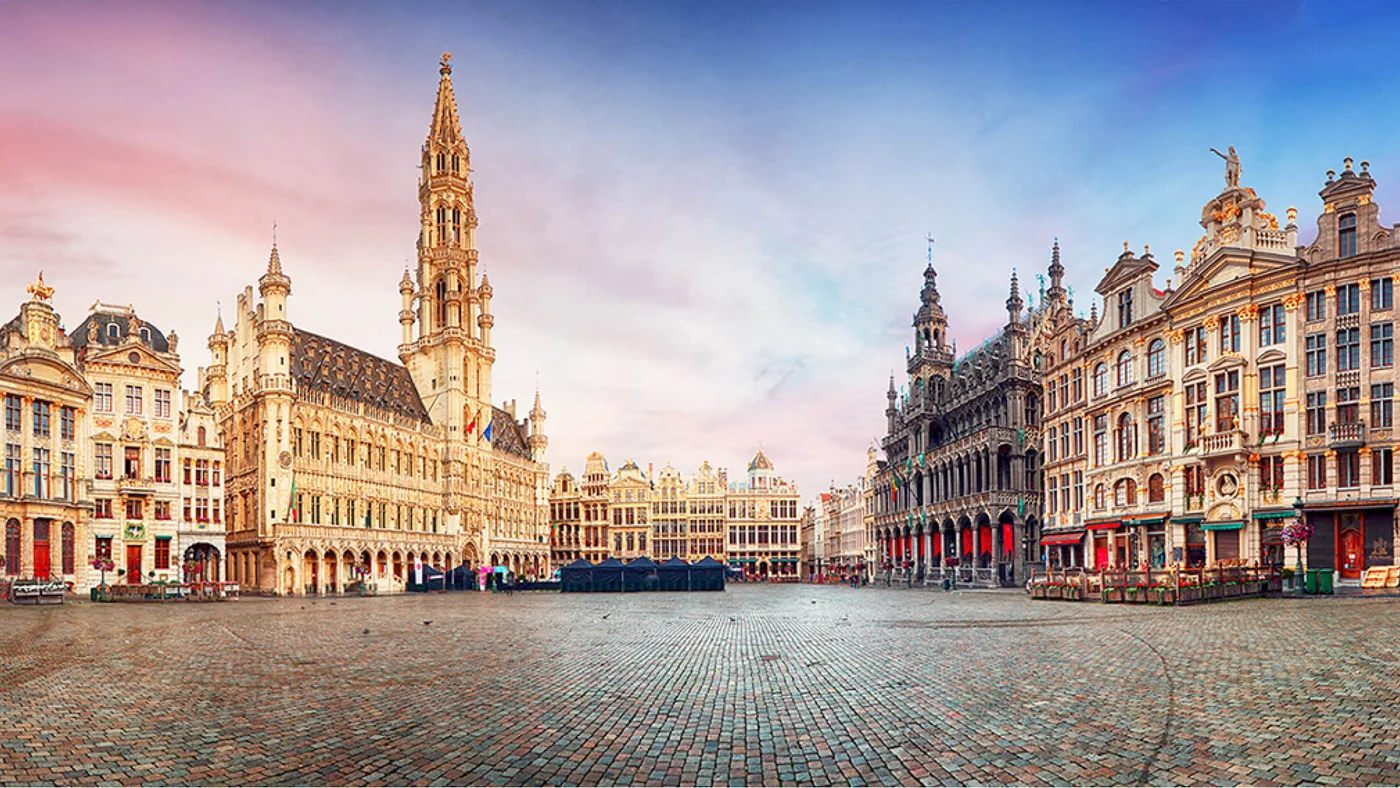 Panoramablick auf den Grand Place in Brüssel mit beeindruckender historischer Architektur, feinen Details und einem wunderschönen Himmel in der Abenddämmerung.