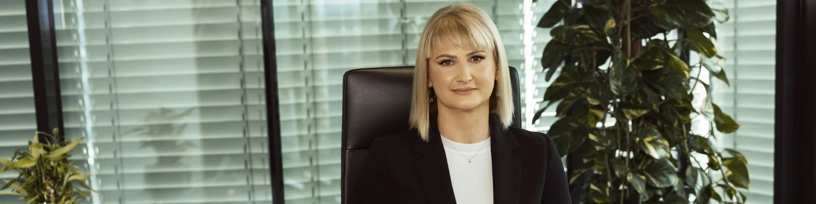 Porträtbild im Büro-Setting von Anita Kovacic, CEO der Raiffeisen Bank Kosovo.