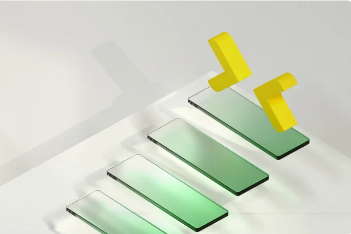 Eine moderne abstrakte Komposition mit glasähnlichen grünen Formen und lebhaften gelben Elementen, die eine visuell auffällige und dynamische Anordnung schafft.
