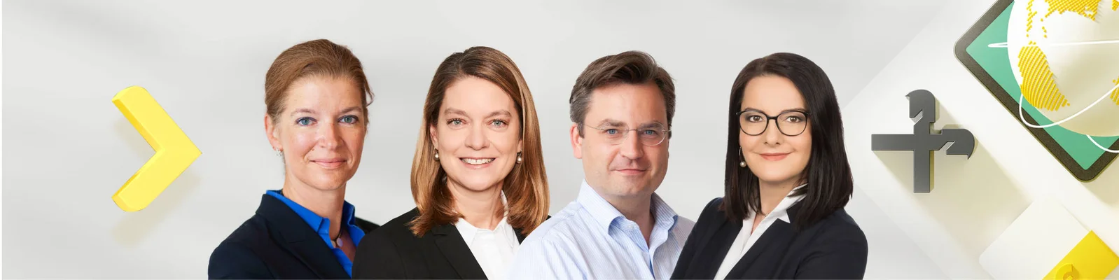 Ein Gruppenporträt, das vier Fachleute in formeller Kleidung zeigt, vor einem klaren Hintergrund mit grafischen Elementen. Das Bild vermittelt ein Gefühl von Teamarbeit und Professionalität.