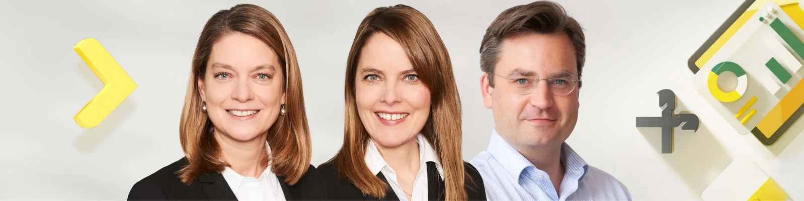 Ein professionelles Gruppenporträt, das drei Personen in formeller Kleidung vor einem klaren Hintergrund zeigt. Das Bild vermittelt ein Gefühl von Teamarbeit und Zusammenarbeit, unterstrichen durch grafische Elemente.