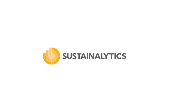 Das Bild zeigt das Logo von Sustainalytics, bestehend aus einem auffälligen gelben Kreissymbol mit grauem Text. Das Design ist minimalistisch und professionell und betont Klarheit und Markenidentität. Das gelbe Symbol enthält geometrische Muster und verleiht dem Logo einen modernen Touch.