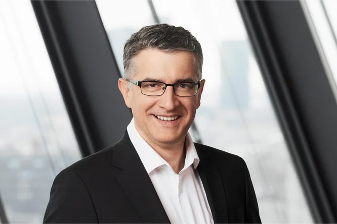 Porträt von Stefan Theussl, Head of Research, Data & Processes