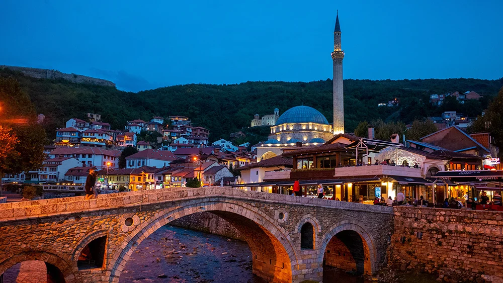 Brücke in Kosovo bei Nachtbeleuchtung