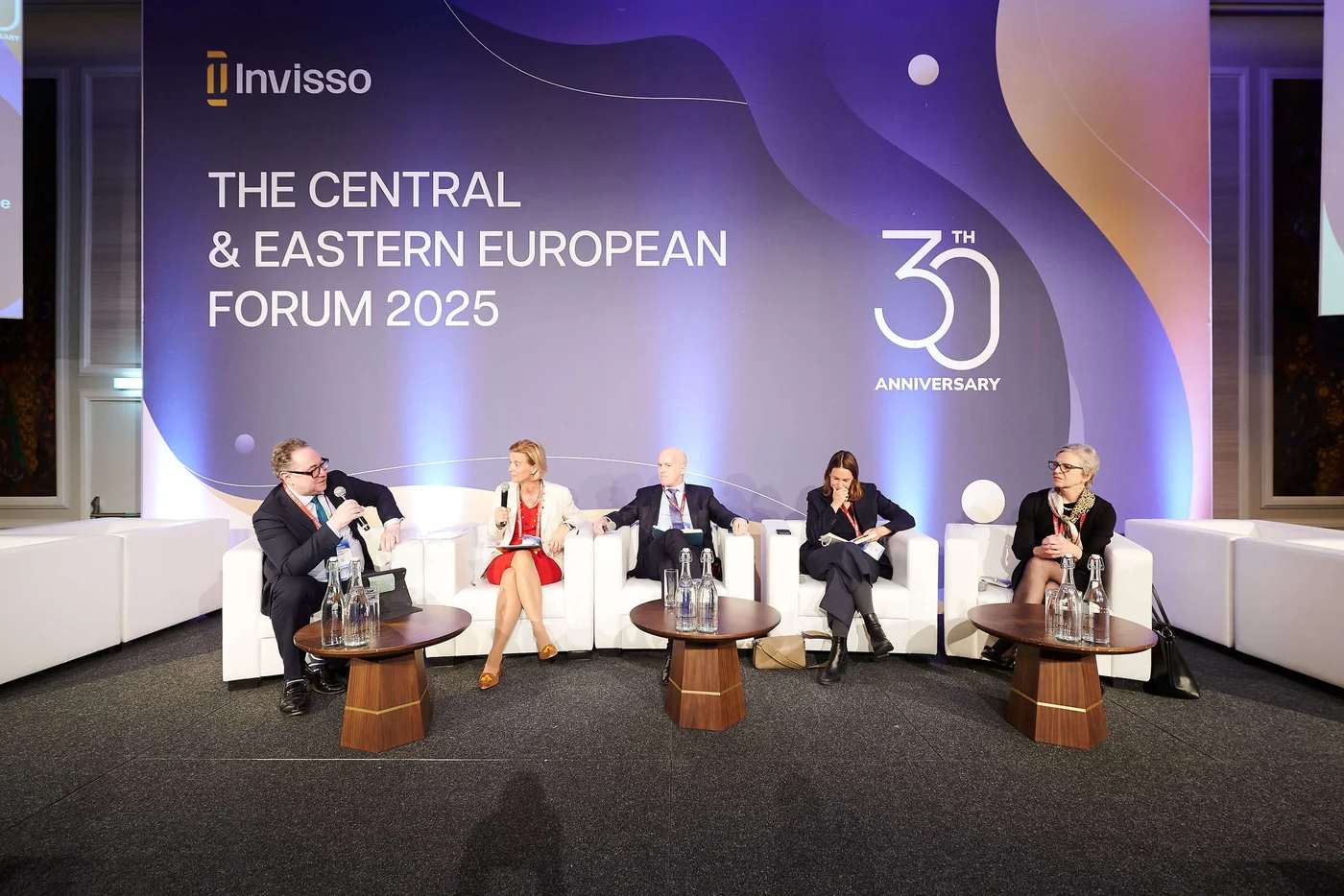Fünf Fachleute sitzen auf der Bühne bei einer Podiumsdiskussion des Central & Eastern European Forum 2025 zum 30-jährigen Jubiläum der Veranstaltung.