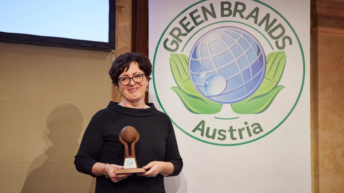Danka Daubnerová von der Tatra banka hält die Trophäe „Green Brands Personality of the Year 2024“ in den Händen.