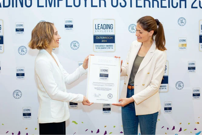 Presentation of the Leading Employer Austria 2024 certificate recognizing top 1% companies in the country.