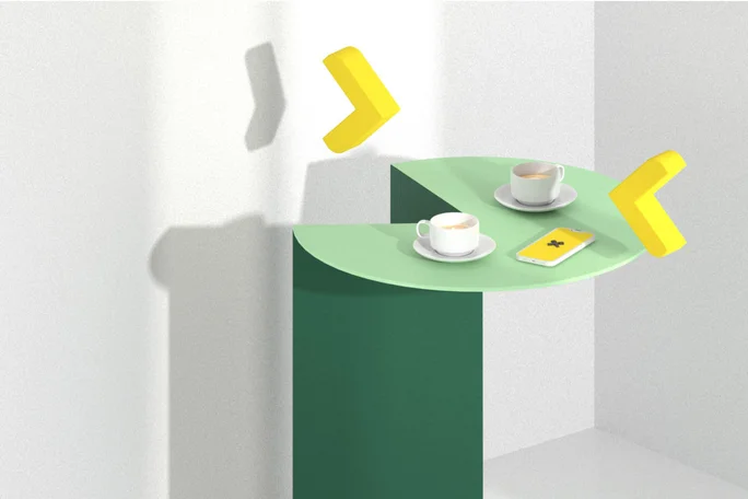 Zwei Tassen Kaffee und ein Smartphone mit gelber Hülle auf einem grünen, halbkreisförmigen Tisch in einem hellen, minimalistischen Raum.