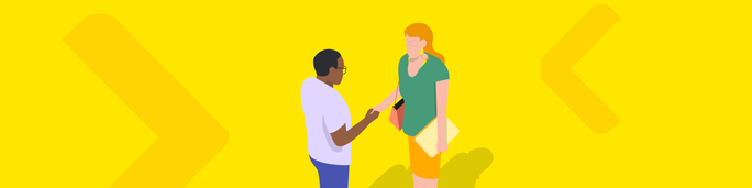 Eine Illustration zeigt zwei Erwachsene im Gespräch, einer von ihnen hält ein Mobilgerät in der Hand. Der Hintergrund ist in einem leuchtenden Gelb gehalten und mit abstrakten Pfeilformen verziert, wodurch eine moderne und dynamische Atmosphäre entsteht. Die Personen scheinen unterschiedlichen Geschlechts und unterschiedlicher ethnischer Zugehörigkeit zu sein, was die Vielfalt unterstreicht. Der Stil ist insgesamt flächig und minimalistisch, mit kräftigen Farben und einfachen Formen.