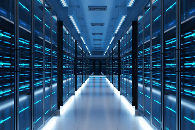 Eine futuristische Ansicht eines Hightech-Rechenzentrums mit Reihen beleuchteter Server-Racks, die modernste digitale Speicher- und Verarbeitungsmöglichkeiten darstellen.
