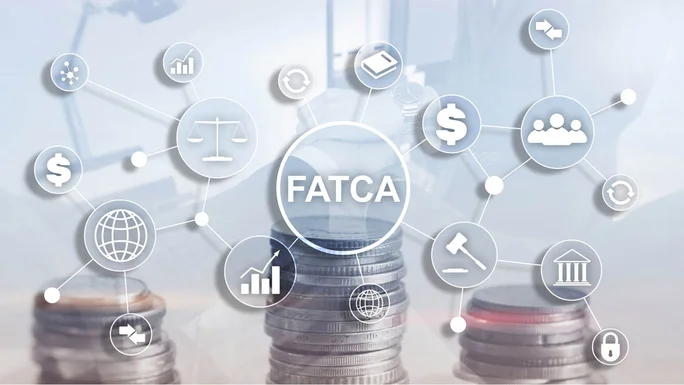 Illustration mit „FATCA“ im Mittelpunkt, umgeben von Finanz- und Rechtssymbolen, im Hintergrund Stapel von Münzen – steht für weltweite Steuerkonformität.