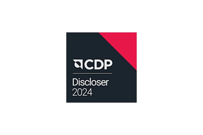 Ein quadratisches Abzeichen mit dem CDP-Logo und dem deutlich sichtbaren Text „Discloser 2024“. Das Design zeichnet sich durch einen diagonalen roten Akzent in der oberen rechten Ecke aus, der einen Kontrast zum dunklen Hintergrund bildet. Logo und Text sind klar und modern und betonen die Nachhaltigkeitsberichterstattung des Unternehmens.