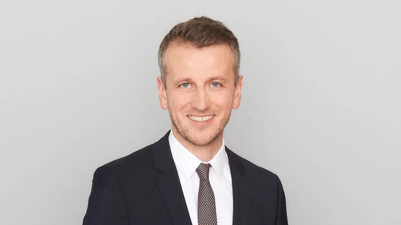Portrait image of Aron Demhardt