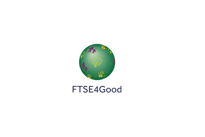 Das Bild zeigt das FTSE4Good-Logo, das einen Globus in Grün und Lila zeigt. Der Globus enthält Symbole von Händen, Bäumen und Menschen, die Nachhaltigkeit und soziale Verantwortung symbolisieren. Unter dem Globus ist der Text „FTSE4Good“ in blauer Schrift deutlich sichtbar.