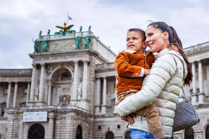 Ein Elternteil und Kind genießen einen Tag an einem historischen Gebäude und fangen den Geist kultureller Erkundung und familiärer Bindung ein.