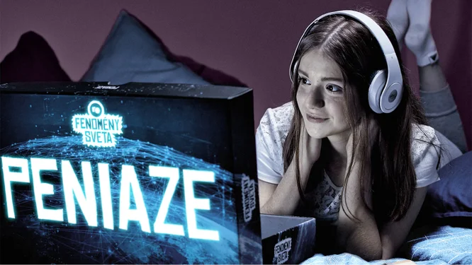 Eine junge Frau mit Kopfhörern liegt auf einem Bett und konzentriert sich auf einen Bildschirm, auf dem „PENIAZE“ und „Fenomeny Sveta“ angezeigt werden.