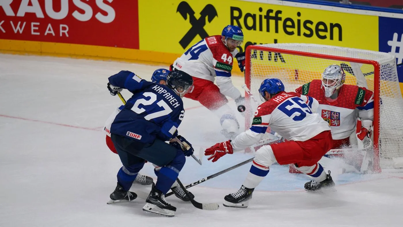 Bei einem Eishockeyspiel liefern sich die Spieler gegnerischer Mannschaften einen intensiven Wettkampf in der Nähe des Tores.