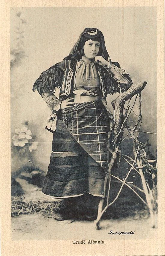 Old photo of a woman in Jubleta - By Pjetër Marubi (1834-1903) - http://tanmarket.com/collectionist/gallery/marubi/marubistudio.html, Public Domain, https://commons.wikimedia.org/w/index.php?curid=10336223
