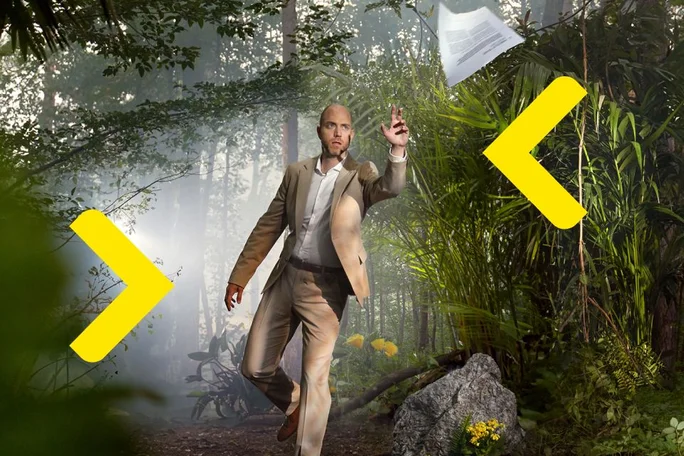 Man in a suit navigating through a lush green forest, symbolizing ESG investments and sustainable finance." German Alt Text: "Mann im Anzug navigiert durch einen üppig grünen Wald, symbolisiert ESG-Investitionen und nachhaltige Finanzen.