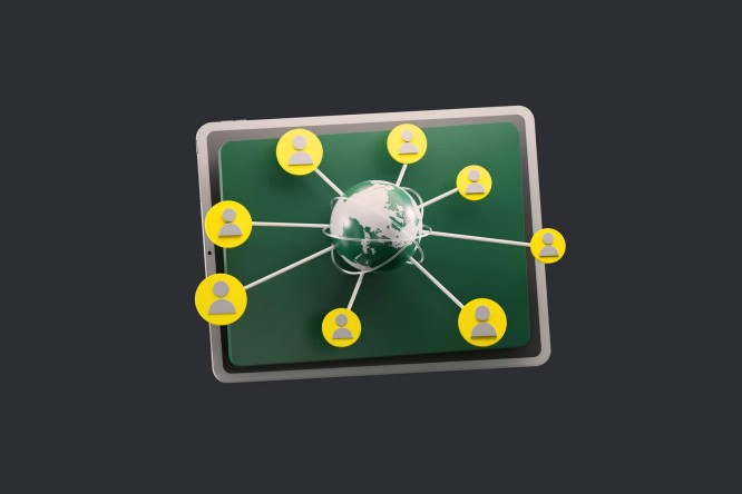 Dieses Bild veranschaulicht das Konzept der globalen Vernetzung. Es zeigt ein Tablet mit einer Weltkarte, auf der Benutzersymbole durch Linien verbunden sind, die Online-Interaktionen und die Vernetzung rund um den Globus symbolisieren.