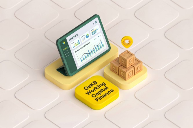 Die isometrische Illustration zeigt ein grünes Tablet mit einem Dashboard zur Bestandsanalyse, das Diagramme und Grafiken enthält. Das Gerät steht auf einer gelben Plattform neben einem Stapel Holzwürfel und einem kreisförmigen Symbol, das auf Logistik und Lagerhaltung hinweist. Ein weiterer gelber Block im Vordergrund trägt die Aufschrift „OeKB Working Capital Finance“ in gut lesbarer Schrift. Die Szene verwendet sanfte Pastellfarben und minimalistische 3D-Formen, um moderne Finanztechnologie und Unternehmensführung zu vermitteln.