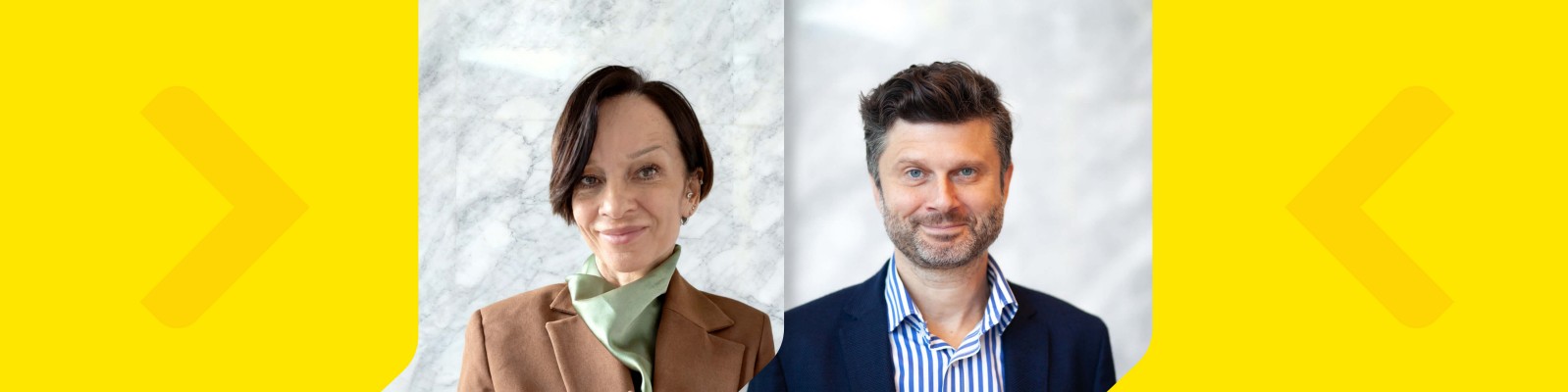 Das Bild zeigt zwei Erwachsene, Thomas Grabner und Andreja Gladovic, vor einem hellen Marmorhintergrund. Beide tragen Businesskleidung: die Frau einen braunen Blazer, der Mann ein blau-weiß gestreiftes Hemd und Jackett. Die Szenerie wirkt wie ein Innenraum und vermittelt ein klares, modernes Ambiente. Der Hintergrund ist mit einem kräftigen gelben Rand versehen, an dessen Seiten große Pfeile angebracht sind.