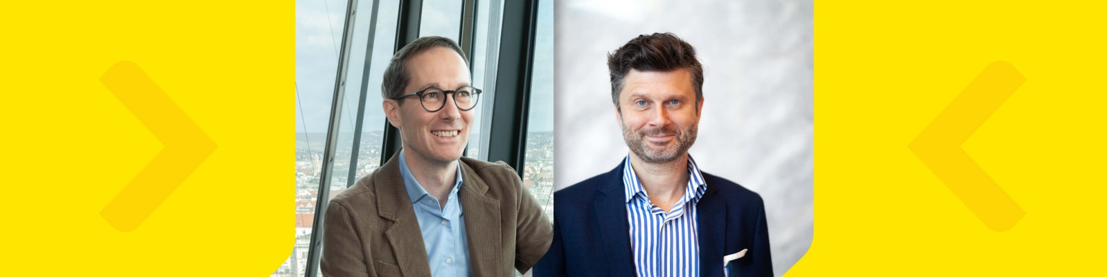Das Bild zeigt Michael Heinzl und Thomas Grabner in Businesskleidung, jeweils in unterschiedlichen Umgebungen. Links steht Michael Heinzl in einem braunen Blazer und hellblauem Hemd an einem Fenster mit Stadtblick, rechts Thomas Grabner in einem dunklen Blazer und gestreiftem Hemd vor einem neutralen Hintergrund. Der leuchtend gelbe Hintergrund mit großen Pfeilgrafiken an den Seiten verleiht dem Bild eine moderne und dynamische Note.
