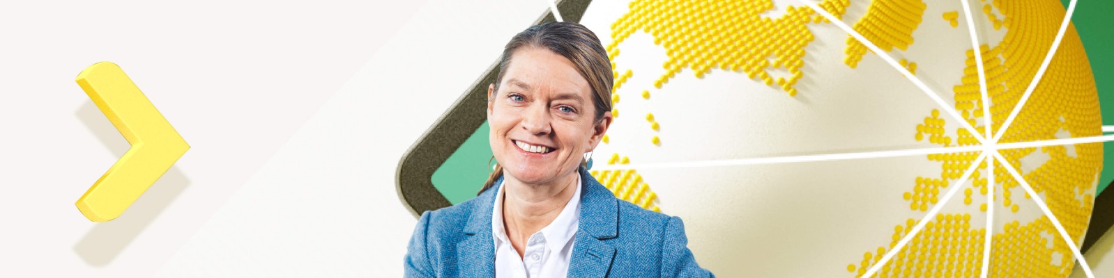 Eine professionelle Frau im blauen Blazer lächelt selbstbewusst vor einem digitalen Globus im Hintergrund, der Konnektivität, lokale Präsenz und Fachwissen in der CEE-Region symbolisiert.