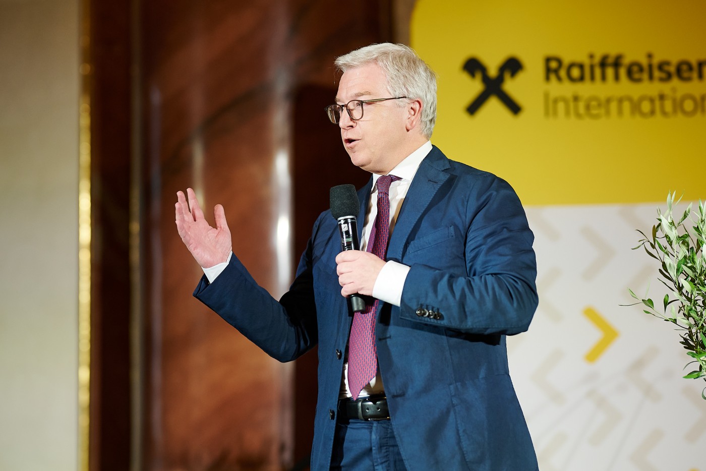 Michael Höllerer talking on stage