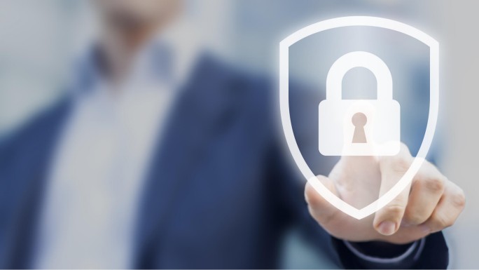 Eine Hand interagiert mit einem digitalen Schlosssymbol innerhalb eines Schildes und symbolisiert die Bedeutung von Cybersicherheit und Datenschutz.