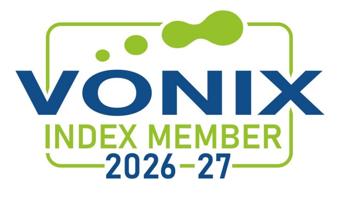 Das Bild zeigt das Vonixx-Logo in fettem, blauem Text. Um das Logo herum befinden sich weitere grafische Elemente in Grün und Blau, darunter die Sätze „INDEX 25 MEMBER 26“ und „YEARS“ in kreisförmigen und rechteckigen Formen. Das Design ist klar und modern und unterstreicht die Markenidentität und die numerischen Konzepte.