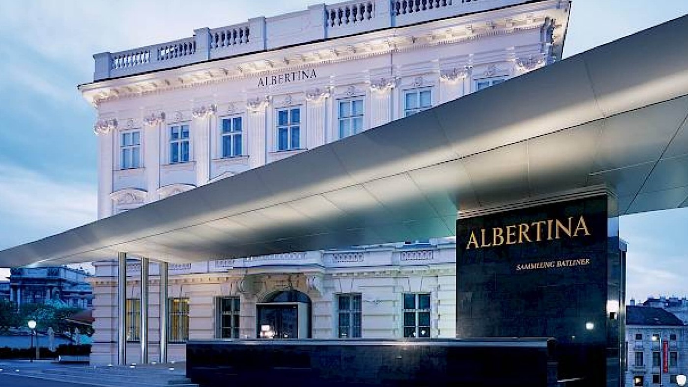 Das Albertina Museum in Wien mit eleganter Fassade und modernen architektonischen Elementen in der Abenddämmerung.