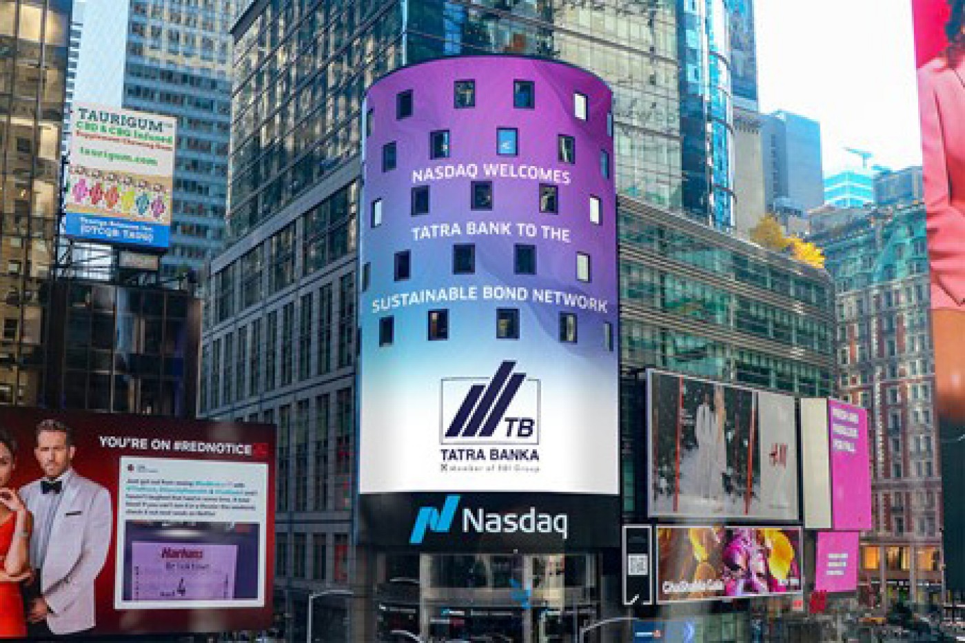 Eine digitale Nasdaq-Werbetafel in einer geschäftigen Stadt kündigt den Eintritt der Tatra Banka in das Sustainable Bond Network an.