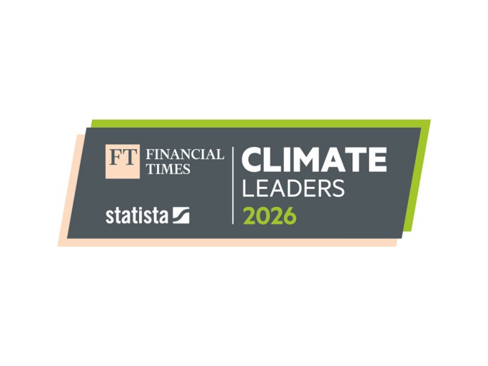 Grafisches Abzeichen mit der Auszeichnung „Financial Times und Statista Climate Leaders 2026“. Das Design verwendet eine mehrlagige Bannerform mit Akzenten in Dunkelgrau, Grün und Hellbeige. Textelemente heben die Jahreszahl 2026 und das Thema Klimaschutz hervor. Insgesamt vermittelt die Grafik Anerkennung und nachhaltige Leistungen.