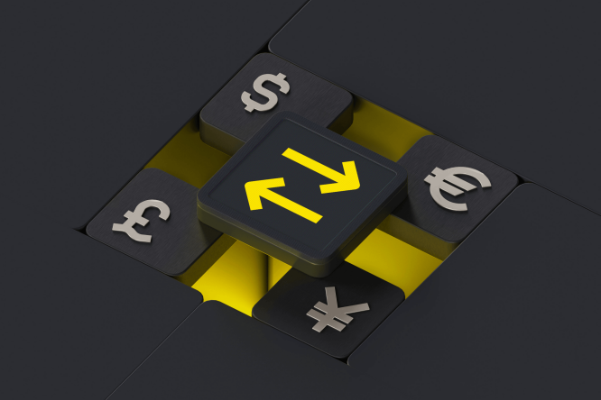 Abstrakte 3D-Illustration mit einem zentralen quadratischen Knopf und zwei gegenüberliegenden gelben Pfeilen. Um den Knopf herum sind Währungssymbole für Dollar, Euro, Pfund und Yen auf dunklen Feldern angeordnet. Das Design verwendet eine schwarz-gelbe Farbpalette mit starkem Kontrast und klaren geometrischen Formen. Das Bild suggeriert Konzepte wie Devisenhandel, globale Finanzen und Geldtransfer.